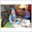 Galeria zdjęć:  	Dzieci z Przedszkola Samorządowego w Gorzkowicach w bibliotece. Link otwiera powiększoną wersję zdjęcia.